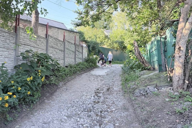 Жителі Дніпра продовжують самостійно ремонтувати розбиті дороги