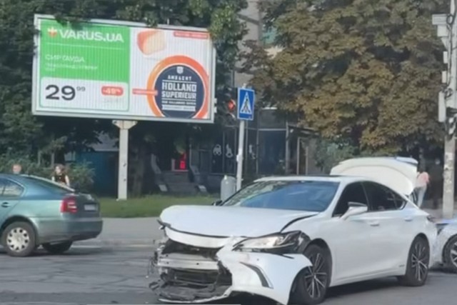 В Днепре на проспекте Поля столкнулись Toyota и Lexus: видео момента ДТП