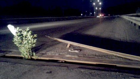 Неведомая сила сорвала крышку с термошва на мосту в Днепродзержинске