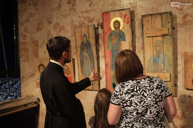 В Днепродзержинске состоялось открытие выставки икон на ящиках из-под патронов