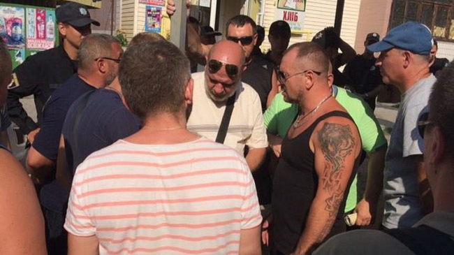 Титушки блокировали демонтаж незаконного МАФа в Каменском