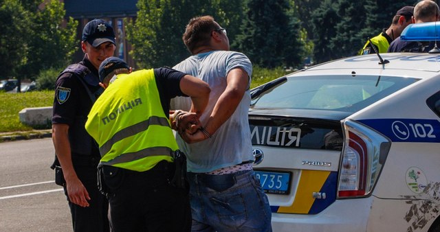 На Новом мосту сбили полицейского: видео задержания водителя