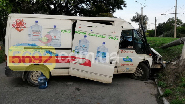 В Каменском микроавтобус снес осветительную опору