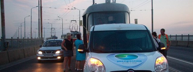 На Амурском мосту трамвай въехал в Fiat