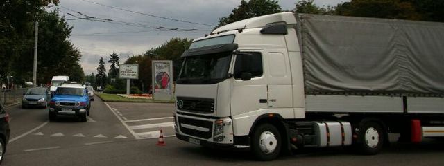 Возле ТЦ «Дафи» столкнулись фура и Daewoo: образовалась пробка