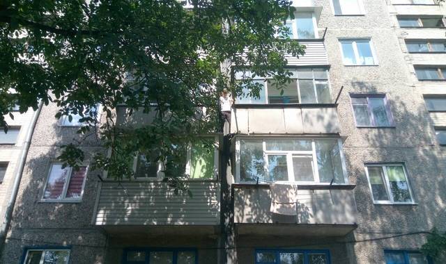 На Дніпропетровщині рятувальники допомогли спуститися чоловіку, який застряг між балконами