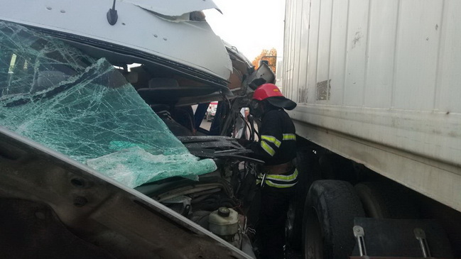 На Днепропетровщине пассажирский микроавтобус столкнулся с грузовиком