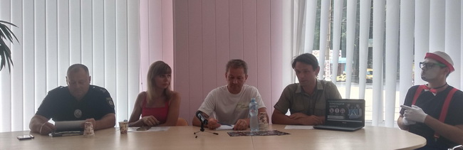 Постоянные ДТП в Каменском: в бибиотеке прошел круглый стол активистов совместно с полицией