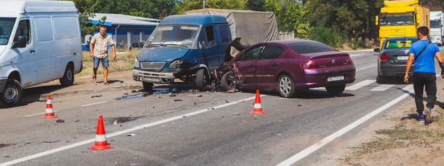 В Днепре на Гаванской Peugeot задел фуру и врезался в «ГАЗель»: образовалась огромная пробка