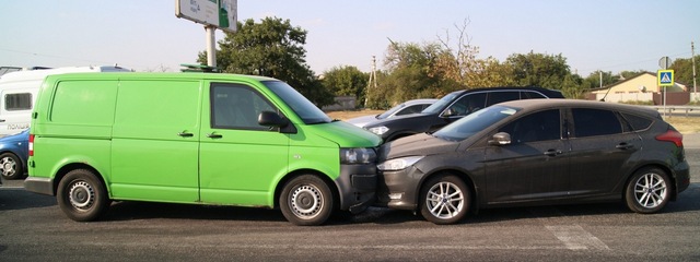 В Днепре на Полтавском шоссе возле ОККО столкнулись фура, Ford и инкассаторский автомобиль ПриватБанка