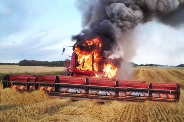 В Днепропетровской области произошел пожар в фермерском хозяйстве: сгорели три комбайна и грузовик