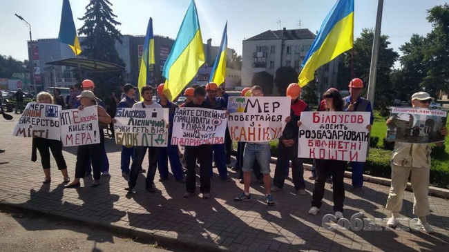 Под горсовет Каменского пришли люди с плакатами