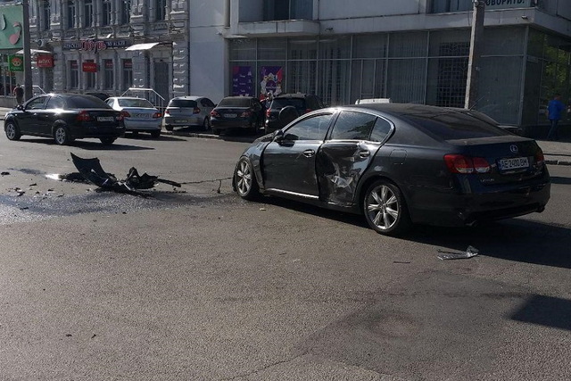 � ������ ������ Mercedes ���������� � Lexus � ���� �����