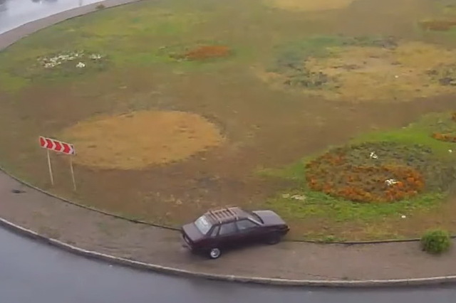 В Каменском «ВАЗ» и «Славута» не справились с управлением и выехали на клумбу