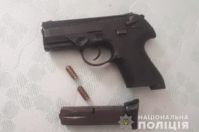 У Кам’янському правоохоронці під час обшуку виявили у наркозбувача пістолет та канабіс