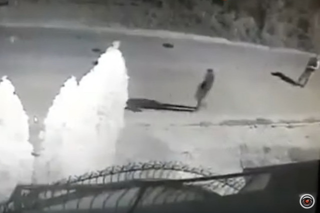 В Днепре поселке Мирный мужчины на BMW X5 обстреляли автомобиль с пассажирами внутри