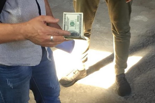 На Дніпропетровщині викрили на хабарі двох чиновників Держпродспожівслужби