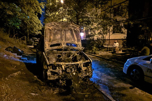 В Днепре на бульваре Славы сгорел BMW X5