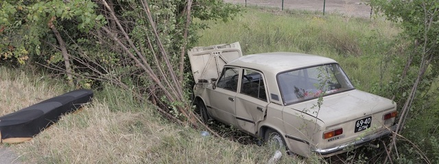 В Днепре на Донецком шоссе ВАЗ вылетел в кювет: двух женщин забрала скорая
