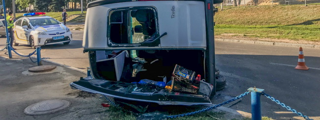 В Днепре от удара с Daewoo Renault перевернулся: двоих забрала скорая