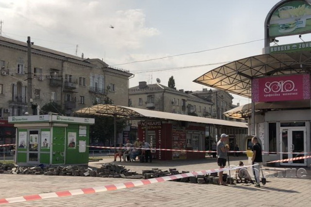 На Майдане Героев в Каменском меняют тротуарную плитку