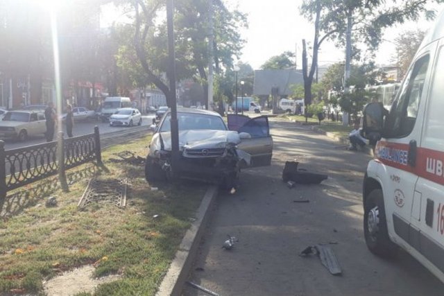 В Днепре на Пастера Opel вылетел на тротуар и снес забор