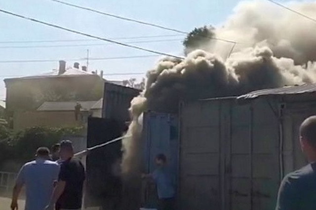 В Днепре на Курчатовском рынке загорелся склад