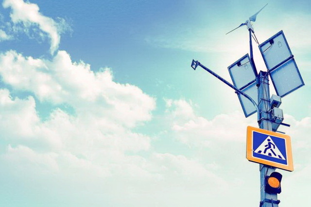 На автодороге возле Карнауховки модернизировали испорченные ворами светильники на солнечных батареях