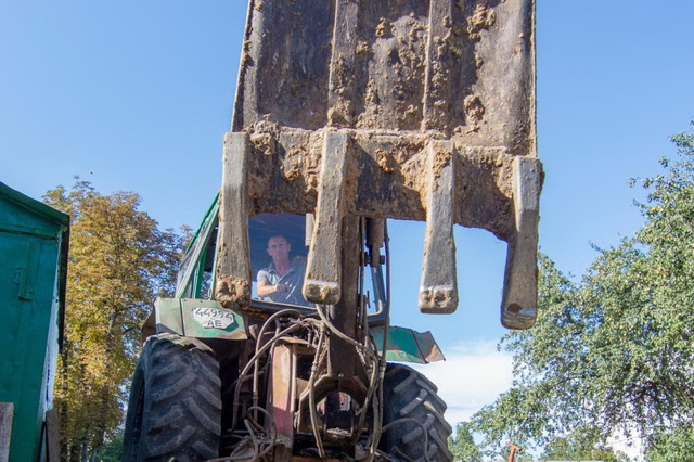 В Каменском продолжают засыпать бесхозные погреба во дворах