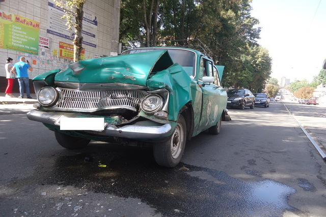 В центре Каменского «Москвич» врезался в BMW