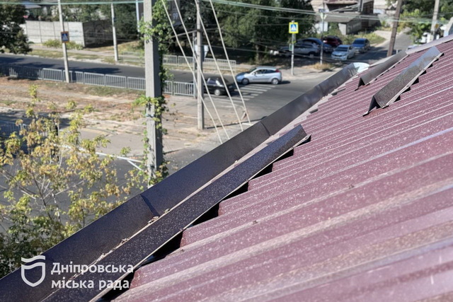 В Днепре проверили, как заменили крышу в доме, пострадавшем из-за вражеских ракетных обстрелов