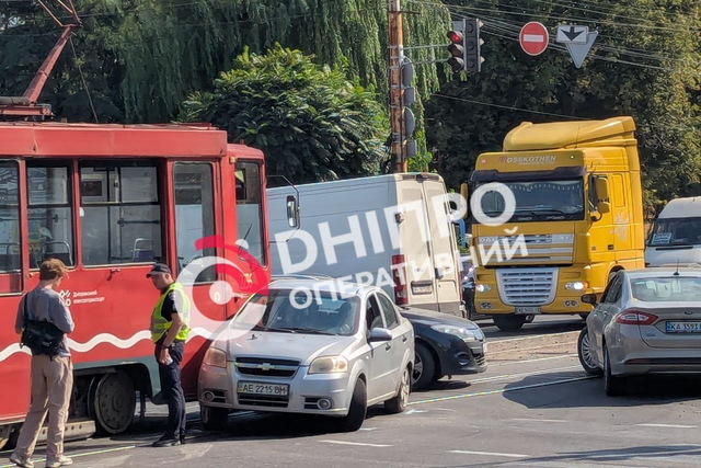 Дніпро стоїть у заторах через серію ДТП: ситуація на дорогах