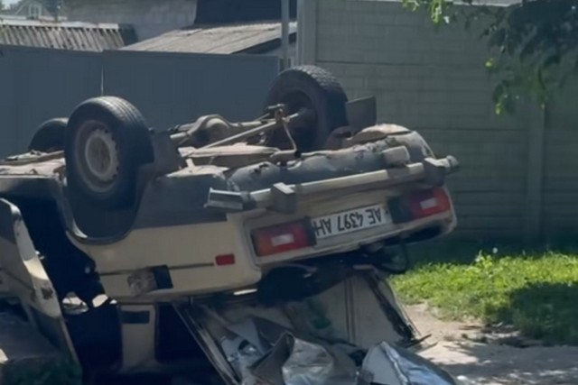 В Днепре пьяная молодежь на автомобиле перевернулась на крышу и заблокировала дом: виновники отказываются платить
