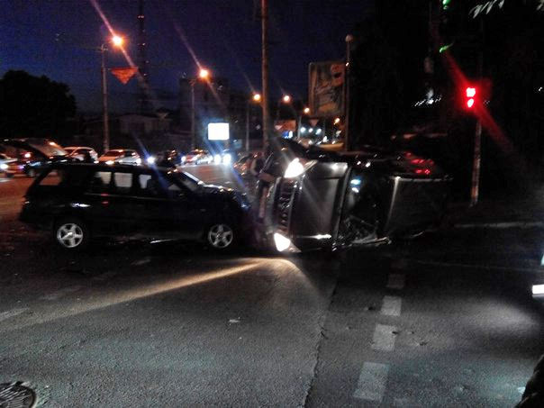 На просп. Гагарина в результате ДТП перевернулся внедорожник