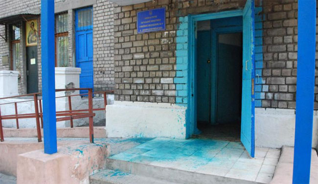 Главврача 4-й горбольницы в Каменском облили зеленкой