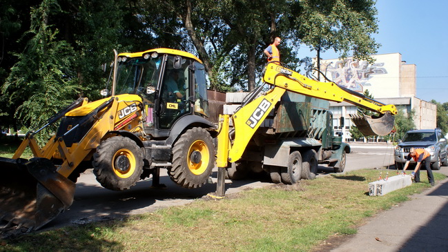 В Каменском начали капитальный ремонт дороги по улице Менделеева
