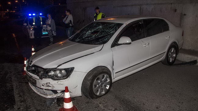 На Кайдакском пути Skoda наехала на бордюр и перевернулась