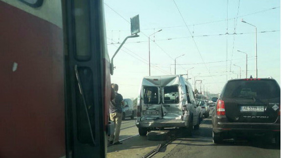 ДТП на Старом мосту: столкнулись Ford, Лада, Toyota и трамвай