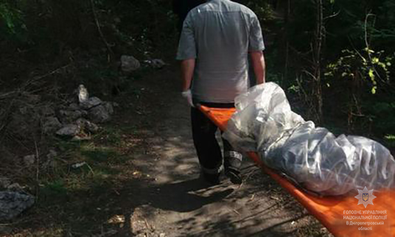 В Кривом Роге полицейские задержали молодую девушку, которая саперной лопаткой убила соседа