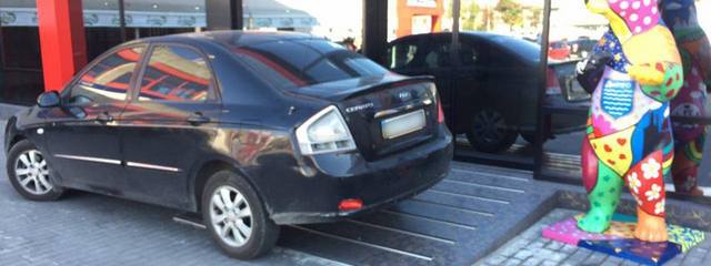 Патрульные эвакуировали автомобиль, который мешал движению пешеходов