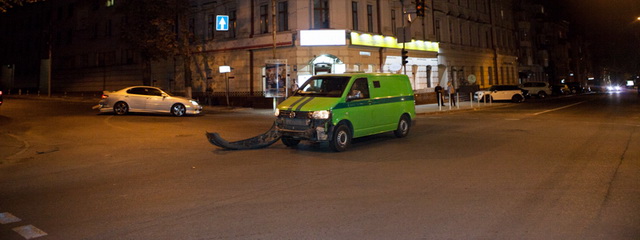 В центре Днепра инкассаторы ПриватБанка столкнулись с Lexus
