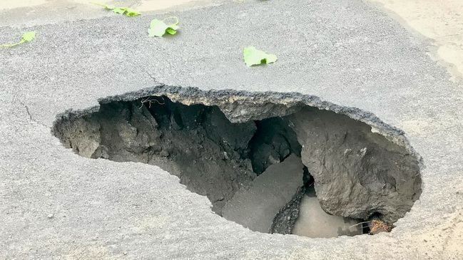 В Каменском на улице Пушкинской провалился асфальт