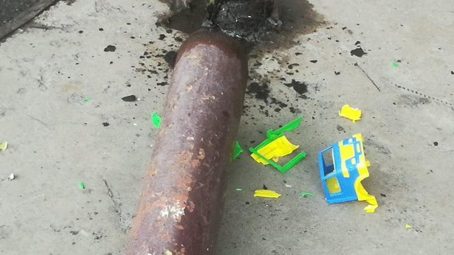 В Каменском в одном из подъездов упала опора козырька