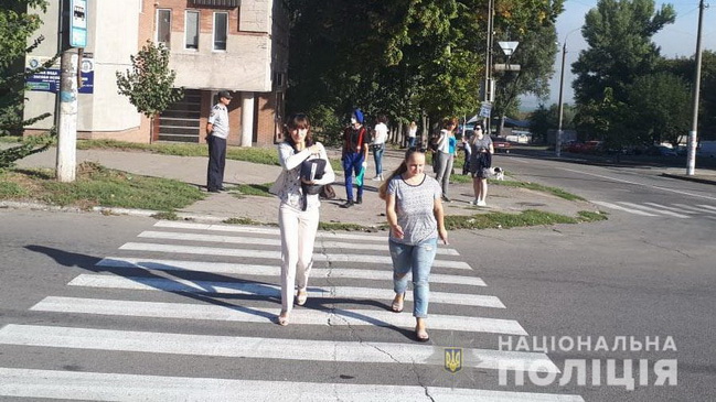 В Каменском полицейские и мимы помогали детям учить правила дорожного движения