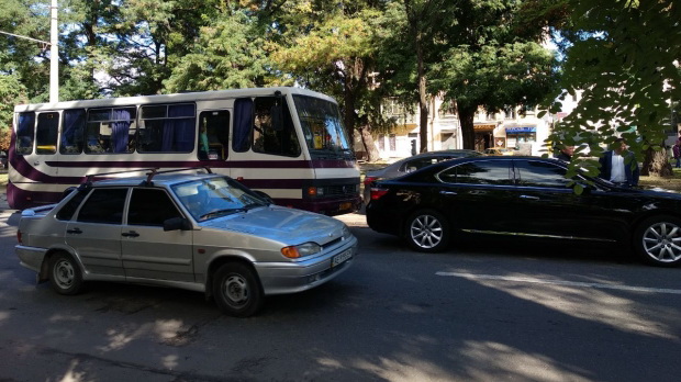 В Днепре автобус с детьми въехал в Lexus