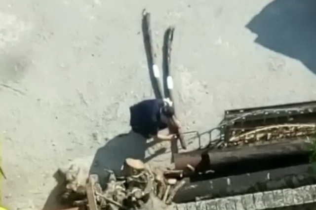 В Каменской полиции прокомментировали видео с распиливающим кабель полицейским