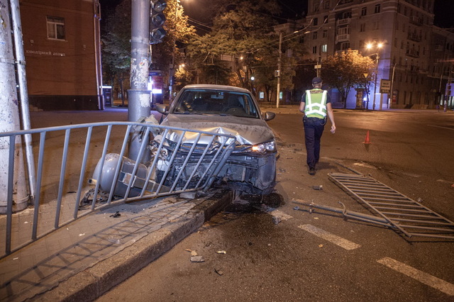 В центре Днепра Citroen снес забор и выехал на пешеходную аллею