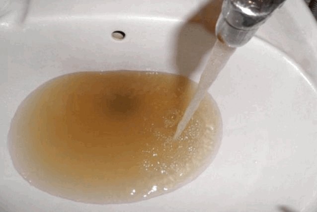 В Днепре жители Паруса жалуются на грязную воду в кранах