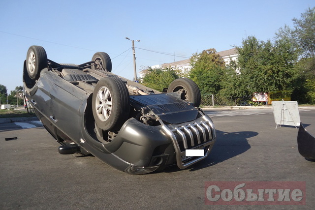 Фото: sobitie.com.ua У Кам'янському Daewoo протаранив Hyundai Tucson: водій зник з місця ДТП
