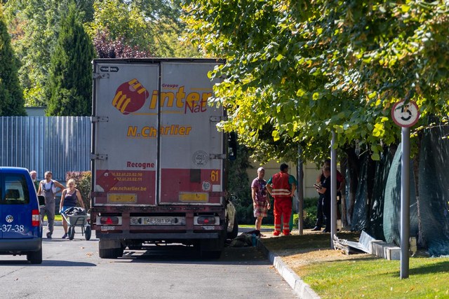 В Днепре водитель фуры внезапно умер возле своего авто